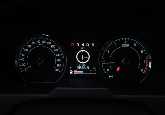 Подержанный автомобиль Jaguar XF Sedan 2015 года (14 фото)