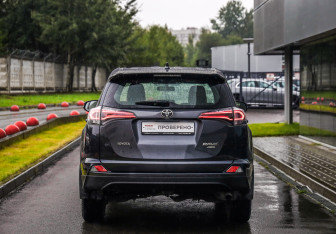 Подержанный автомобиль Toyota RAV4 2015 года (7 фото)
