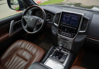 Подержанный автомобиль Toyota Land Cruiser Suv 2020 года (10 фото)