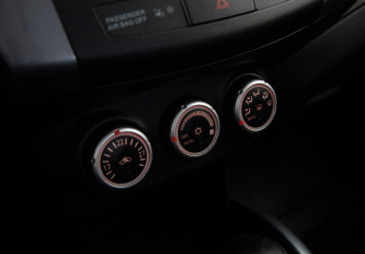 Подержанный автомобиль Mitsubishi Outlander 2006 года (15 фото)