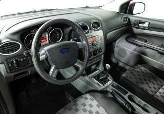 Подержанный автомобиль Ford Focus Hatchback 2009 года (11 фото)
