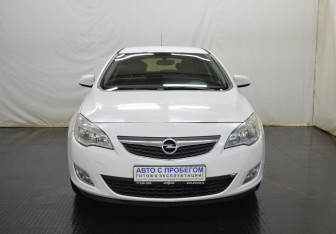 Подержанный автомобиль Opel Astra Hatchback 2011 года (2 фото)