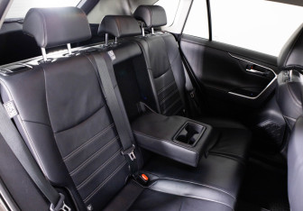 Подержанный автомобиль Toyota RAV4 2020 года (14 фото)