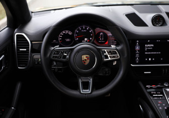 Подержанный автомобиль Porsche Cayenne 2020 года (9 фото)