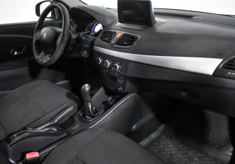 Подержанный автомобиль Renault Fluence 2014 года (13 фото)