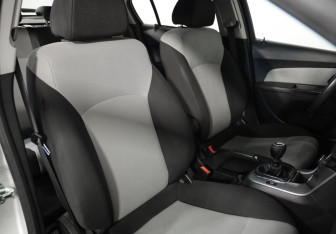 Подержанный автомобиль Chevrolet Cruze Hatchback 2012 года (18 фото)