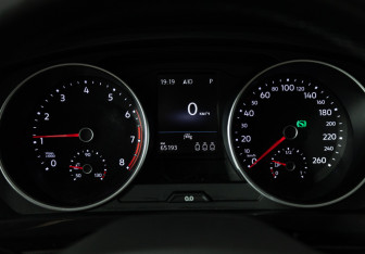 Подержанный автомобиль Volkswagen Tiguan 2021 года (12 фото)