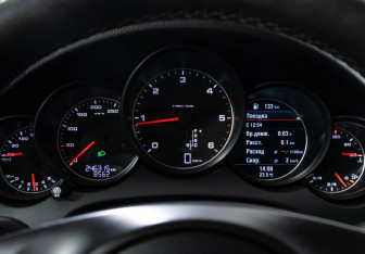 Подержанный автомобиль Porsche Cayenne 2013 года (12 фото)