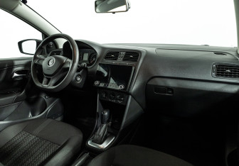 Подержанный автомобиль Volkswagen Polo Sedan 2017 года (9 фото)