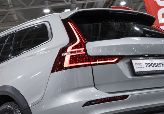 Подержанный автомобиль Volvo V60 Cross Country 2020 года (12 фото)