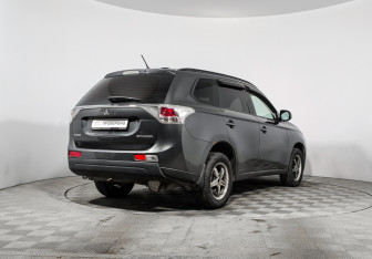 Подержанный автомобиль Mitsubishi Outlander 2013 года (5 фото)