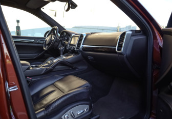 Подержанный автомобиль Porsche Cayenne 2012 года (30 фото)