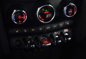 Подержанный автомобиль MINI Hatch 2020 года (18 фото)