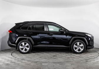 Подержанный автомобиль Toyota RAV4 2020 года (4 фото)