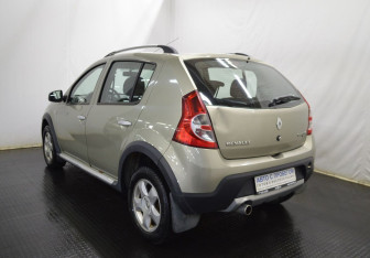 Подержанный автомобиль Renault Sandero 2012 года (7 фото)