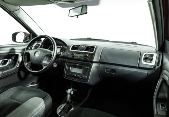 Подержанный автомобиль Skoda Fabia Hatchback 2008 года (9 фото)