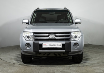 Подержанный автомобиль Mitsubishi Pajero 2011 года (2 фото)