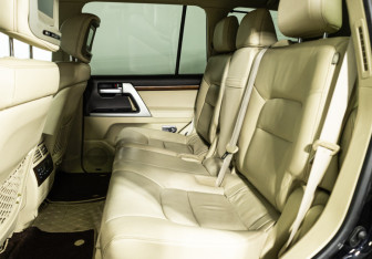 Подержанный автомобиль Toyota Land Cruiser Suv 2015 года (10 фото)