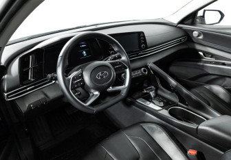 Подержанный автомобиль Hyundai Elantra Sedan 2022 года (11 фото)