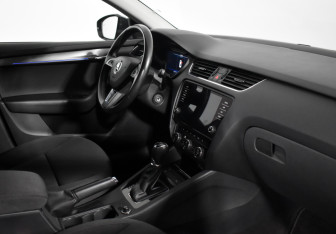 Подержанный автомобиль Skoda Octavia Liftback 2019 года (13 фото)