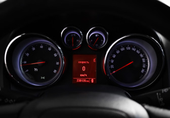 Подержанный автомобиль Opel Astra Hatchback 2011 года (11 фото)