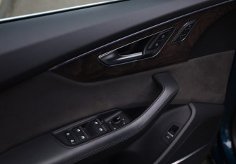 Подержанный автомобиль Audi Q8 2018 года (25 фото)