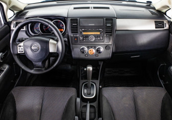 Подержанный автомобиль Nissan Tiida Hatchback 2010 года (10 фото)