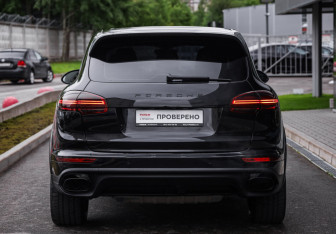 Подержанный автомобиль Porsche Cayenne 2016 года (7 фото)