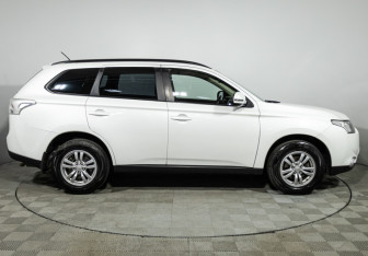 Подержанный автомобиль Mitsubishi Outlander 2013 года (4 фото)