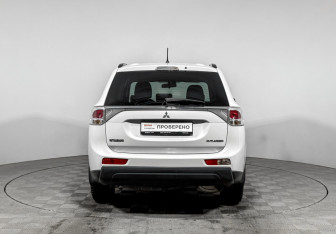 Подержанный автомобиль Mitsubishi Outlander 2013 года (6 фото)