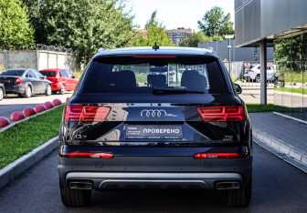 Подержанный автомобиль Audi Q7 2015 года (6 фото)