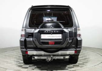 Подержанный автомобиль Mitsubishi Pajero 2015 года (6 фото)