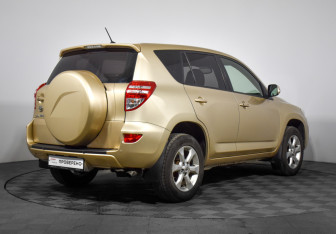 Подержанный автомобиль Toyota RAV4 2011 года (5 фото)