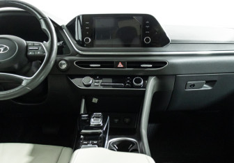 Подержанный автомобиль Hyundai Sonata 2020 года (14 фото)