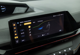 Подержанный автомобиль Changan UNI-V 2023 года (16 фото)