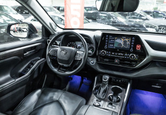 Подержанный автомобиль Toyota Highlander 2021 года (15 фото)