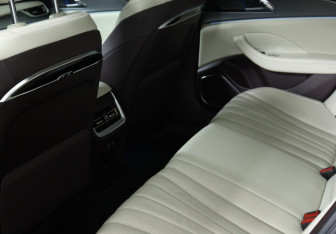 Подержанный автомобиль Hongqi H5 2024 года (11 фото)