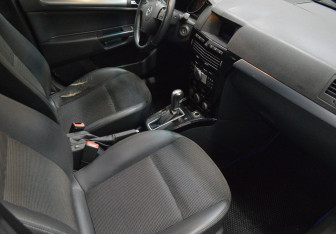 Подержанный автомобиль Opel Astra Sedan 2010 года (12 фото)