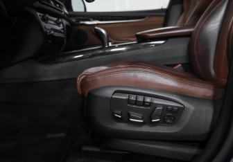 Подержанный автомобиль BMW X5 2013 года (25 фото)