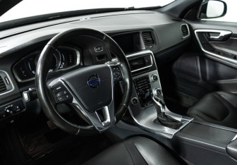 Подержанный автомобиль Volvo V60 Cross Country 2016 года (11 фото)