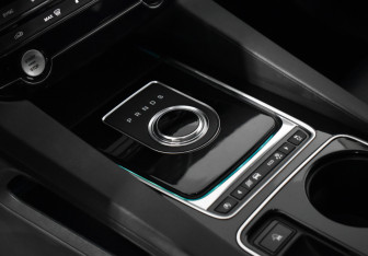 Подержанный автомобиль Jaguar F-Pace 2017 года (11 фото)