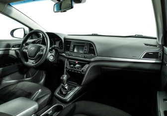 Подержанный автомобиль Hyundai Elantra Sedan 2018 года (9 фото)