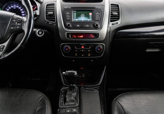 Подержанный автомобиль Kia Sorento 2016 года (13 фото)
