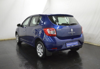 Подержанный автомобиль Renault Sandero 2016 года (7 фото)