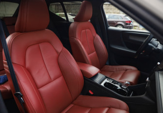 Подержанный автомобиль Volvo XC40 2021 года (30 фото)