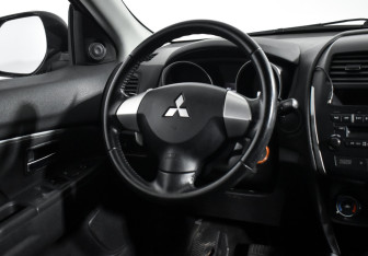 Подержанный автомобиль Mitsubishi ASX 2012 года (15 фото)