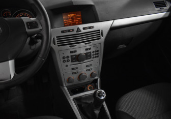 Подержанный автомобиль Opel Astra Sedan 2012 года (17 фото)