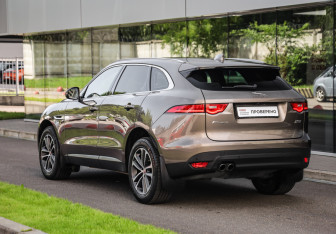 Подержанный автомобиль Jaguar F-Pace 2017 года (8 фото)