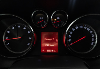 Подержанный автомобиль Opel Astra Hatchback 2012 года (12 фото)