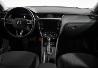 Подержанный автомобиль Skoda Octavia Liftback 2019 года (14 фото)